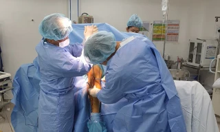 Các bác sĩ thực hiện ca phẫu thuật kết hợp xương cho Hùng Dũng.