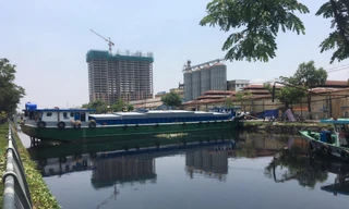 Chiếc sà lan mắc kẹt ở kênh Tàu Hủ.