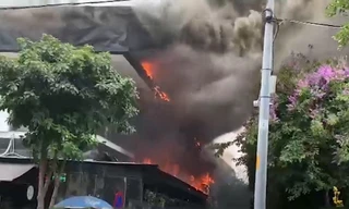 Khói lửa bốc lên nghi ngút.