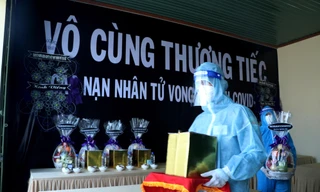 Những ngày qua, số lượng ca tử vong do COVID-19 tăng cao, lực lượng quân đội thuộc Bộ Tư lệnh TPHCM cũng ngày đêm lo hậu sự, hỏa táng và đưa tro cốt những nạn nhân xấu số về với gia đình.