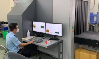 Lực lượng Hải quan kiểm tra lô hàng.