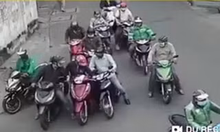 Nhóm người chặn xe, dàn cảnh móc túi phụ nữ giữa ban ngày ở TPHCM