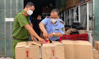 Lực lượng chức năng kiểm tra kho hàng ở quận 12.