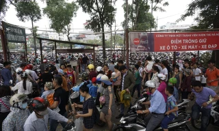 Công viên Thủ Lệ đông nghẹt người trong kỳ nghỉ lễ