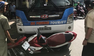 Chiếc xe máy của ông Đạt bị xe khách tông đổ. Ảnh: Dân Trí.