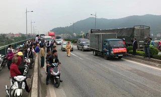 Người dân tập trung yêu cầu giảm phí tại cầu Bến thuỷ I. Ảnh: Cảnh Huệ.