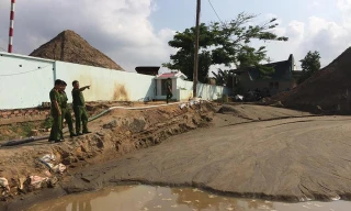 Lực lượng chức năng kiểm tra bến thủy nội địa Chí Dũng. Ảnh: Dân Trí.