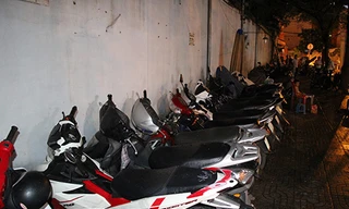 Hai bãi giữ xe không phép trên vỉa hè đường Cô Bắc. Ảnh: Duy Trần.