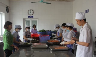 Kiểm tra, giám sát chế biến thực phẩm.