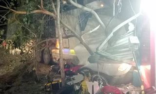 Xe container tông sập nhà, đè nhiều xe máy. Ảnh: A.X.