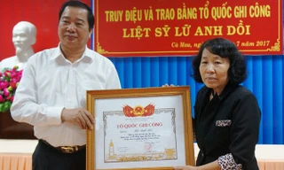 Ông Thân Đức Hưởng, Phó Chủ tịch UBND tỉnh Cà Mau trao Bằng Tổ quốc ghi công liệt sĩ Lữ Anh Dồi cho bà Nguyễn Thị Mai.