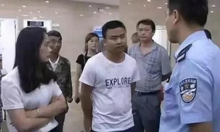 Người đàn ông tên Wu và người phụ nữ tên Liu đánh nhau phải nhập viện, vì chia tay đòi quà.