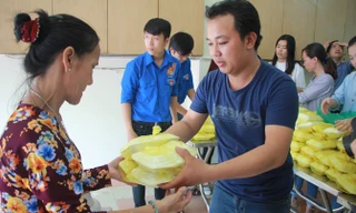 Tặng 600 phần cơm đến người nghèo