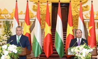 Thủ tướng Nguyễn Xuân Phúc và Thủ tướng Hungary Viktor Orbán tại cuộc gặp báo chí sáng 25/9 tại Hà Nội. Ảnh: VGP.