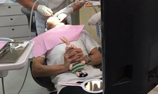 Nam thanh niên ôm gấu bông đi khám răng để... giảm đau?