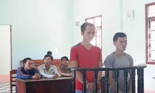 Đối tượng Báo và Hải tại tòa. Ảnh T.T.