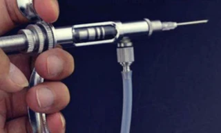 Cán bộ thú y đâm trưởng thôn bằng xi lanh tiêm gia súc