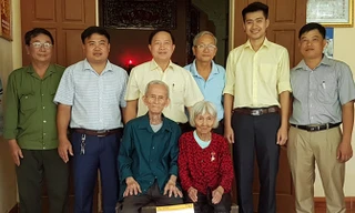 Đoàn công tác trao quà và hỗ trợ bằng tiền mặt đối với các mẹ VNAH.