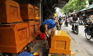 Cận cảnh phố đóng quan tài đặc biệt giữa lòng Thủ đô