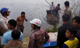 Tìm thi thể hai cháu bé