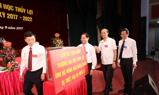 Trường Đại học Thủy lợi ủng hộ đồng bào lũ lụt miền Trung