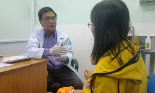 Bác sĩ tư vấn điều trị hẹp da quy đầu cho trẻ.