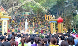 Hàng vạn người nô nức trẩy hội Quán Thế Âm
