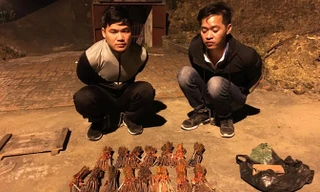 Đối tượng và tang vật vụ buôn nguyên kho thuốc nổ.