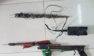 Hai thanh niên bắn thủng bụng công an bằng súng tự chế