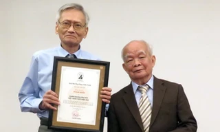 Ông Phan Trản - Đeo kính đang thay mặt gia đình Phan Khôi nhận giải thưởng từ tay nhà văn Nguyên Ngọc.