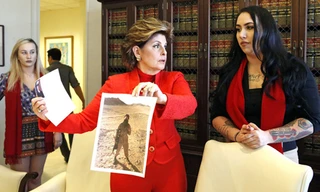 Cựu binh sĩ Erika Butner (phải) và luật sư Gloria Allred cùng binh sĩ Marisa Woytek (trái) tại một cuộc họp báo về vụ bê bối. Ảnh: AP.