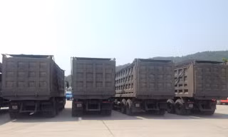 Đoàn xe đầu kéo chở than không giấy bị bắt giữ và tập kết tại bến xe Bãi Cháy.
