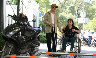 Barie trên vỉa hè Sài Gòn làm khó người khuyết tật