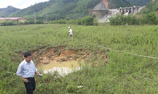 Hố sụt gần nhất nằm về hạ lưu chân đập thuỷ điện Hố Hô 800 m. 