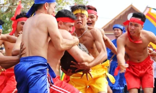 Trai tráng Hải Phòng đua sức trong lễ hội vật cầu