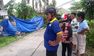 Nhiều người hiếu kỳ tới hiện trường.