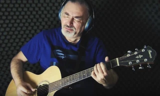 Nghệ sĩ guitar Igor Vitalyevich Presnyakov cover Nơi này có anh. Ảnh: cắt từ clip.