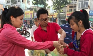 Báo Tiền Phong phát 'Bữa cơm nhân ái' đầu năm 2017