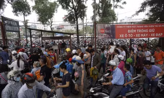 Công viên Thủ Lệ đông nghẹt người trong kỳ nghỉ lễ