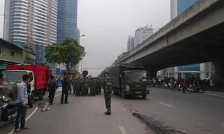 Phong toả đường Phạm Hùng để dập lửa kho hàng