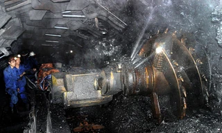 Lãnh đạo Vinacomin cho biết, việc than tồn kho hơn 9,3 triệu tấn và EVN dự kiến giảm mua 2 triệu tấn than khiến 4.000 công nhân ngành than có nguy cơ mất việc.