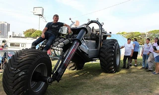 Tác giả và chiếc môtô 3 bánh hàng "khủng".