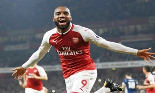 Alexandre Lacazette mừng cú đúp đầu tiên tại bóng đá Anh. Ảnh: Getty Images.