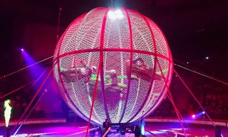 Kịch tính moto bay trong lồng sắt