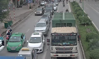 4 xe rác 'rồng rắn' cướp đường buýt nhanh BRT 