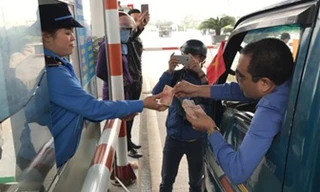 Người dân trả tiền lẻ khi qua trạm thu phí Cầu Bến Thuỷ.