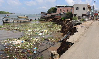 Khoảnh khắc hàng chục ngôi nhà ở miền Tây đổ sụp xuống sông