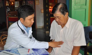 Bác sỹ Võ Hoàng Nghĩa đang khám bệnh.