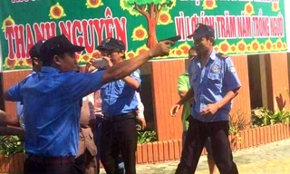 Bảo vệ xông vào trường học rút súng doạ bắn người.