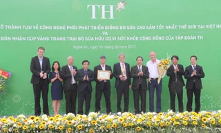 Tập đoàn TH vinh dự đón nhận Cúp vàng trang trại bò sữa organic.